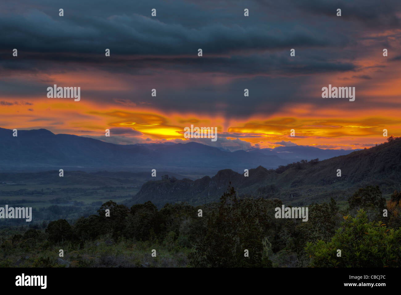 Sonnenuntergang am Baliem Tal, Baliem-Tal, West-Papua, Indonesien Stockfoto