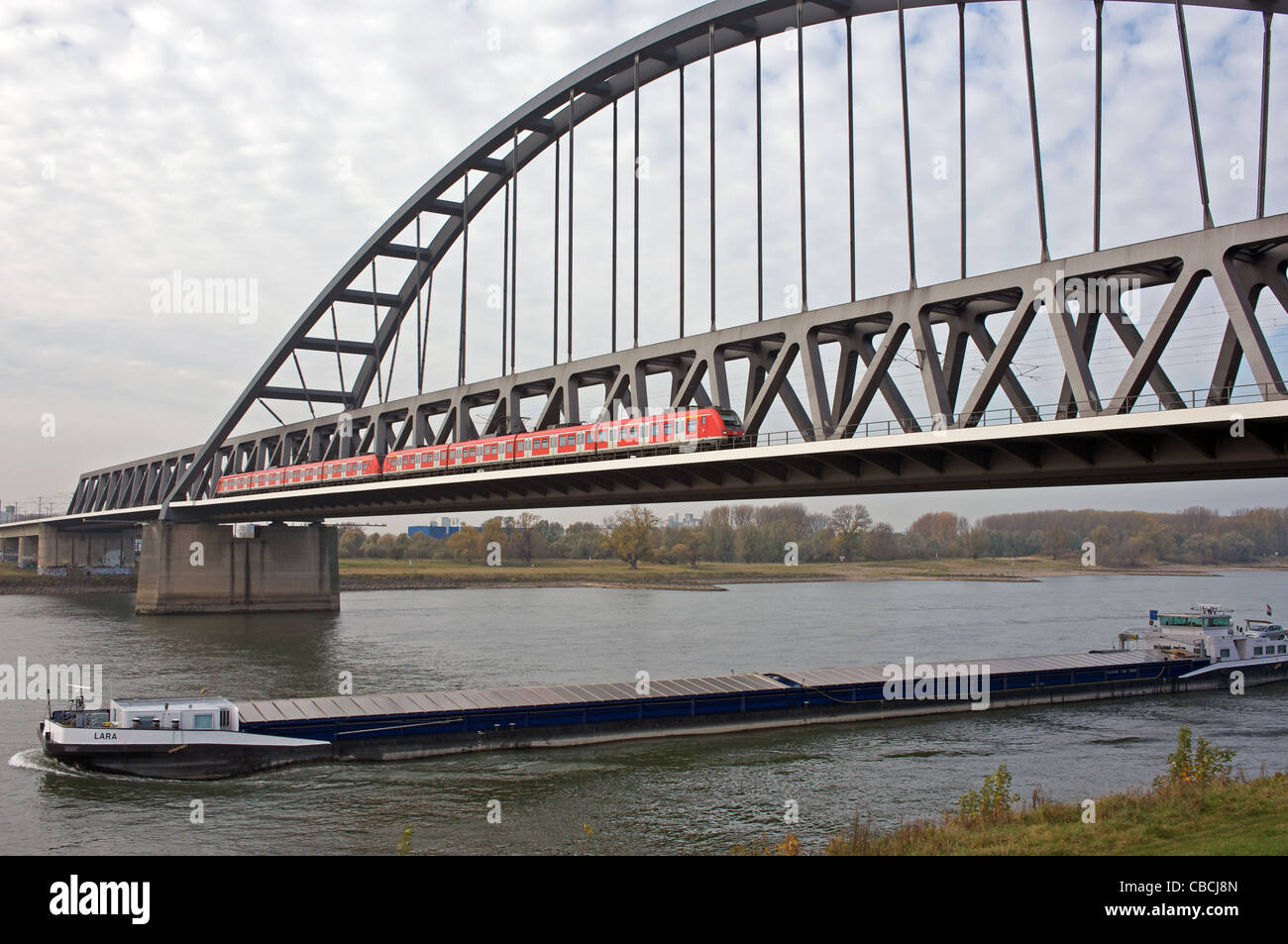 Hammer eisenbahnbrücke in düsseldorf -Fotos und -Bildmaterial in hoher  Auflösung – Alamy