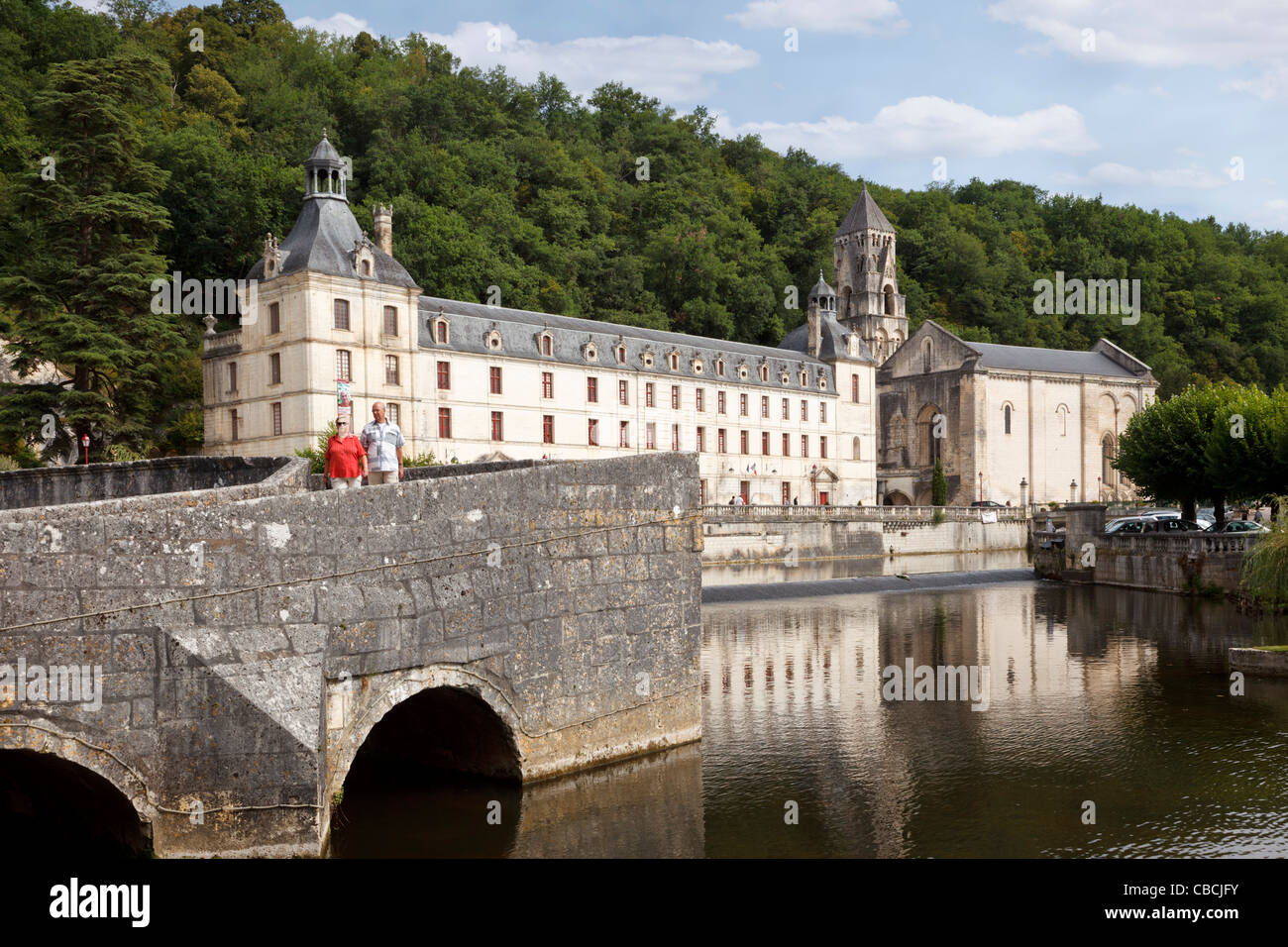 Brantome Abbey, Abbaye de Brantome mit Brücke und Fluss Dronne, Dordogne, Frankreich Stockfoto