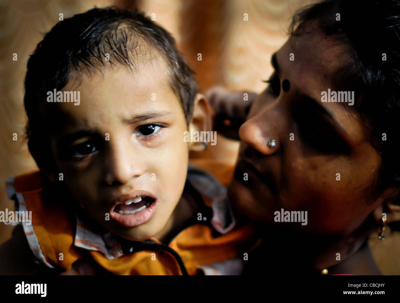 Kindern, die Behandlung und Therapie für chronische Krankheiten an unabhängige Kliniken in Bhopal, Indien Stockfoto