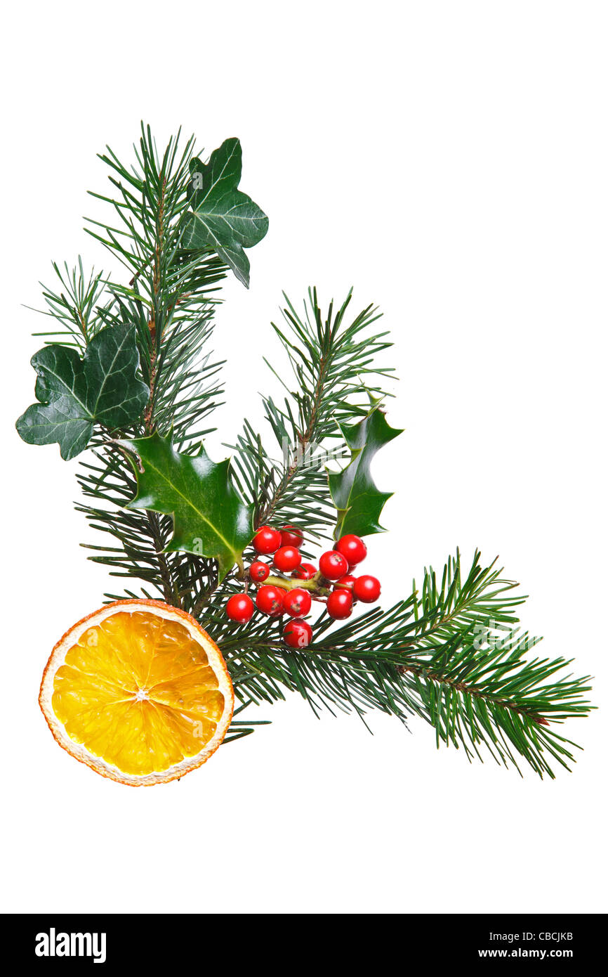 Foto von eine Weihnachts-Dekoration mit Holly, rote Beeren, Fichte, Efeu und eine getrocknete Orangenscheibe gemacht, Stockfoto