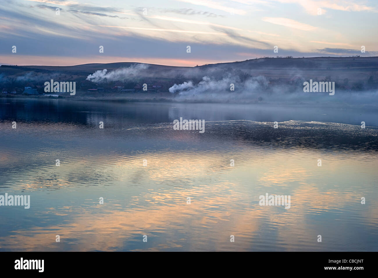 Traditionellen rumänischen Dorf in der Dämmerung Stockfoto