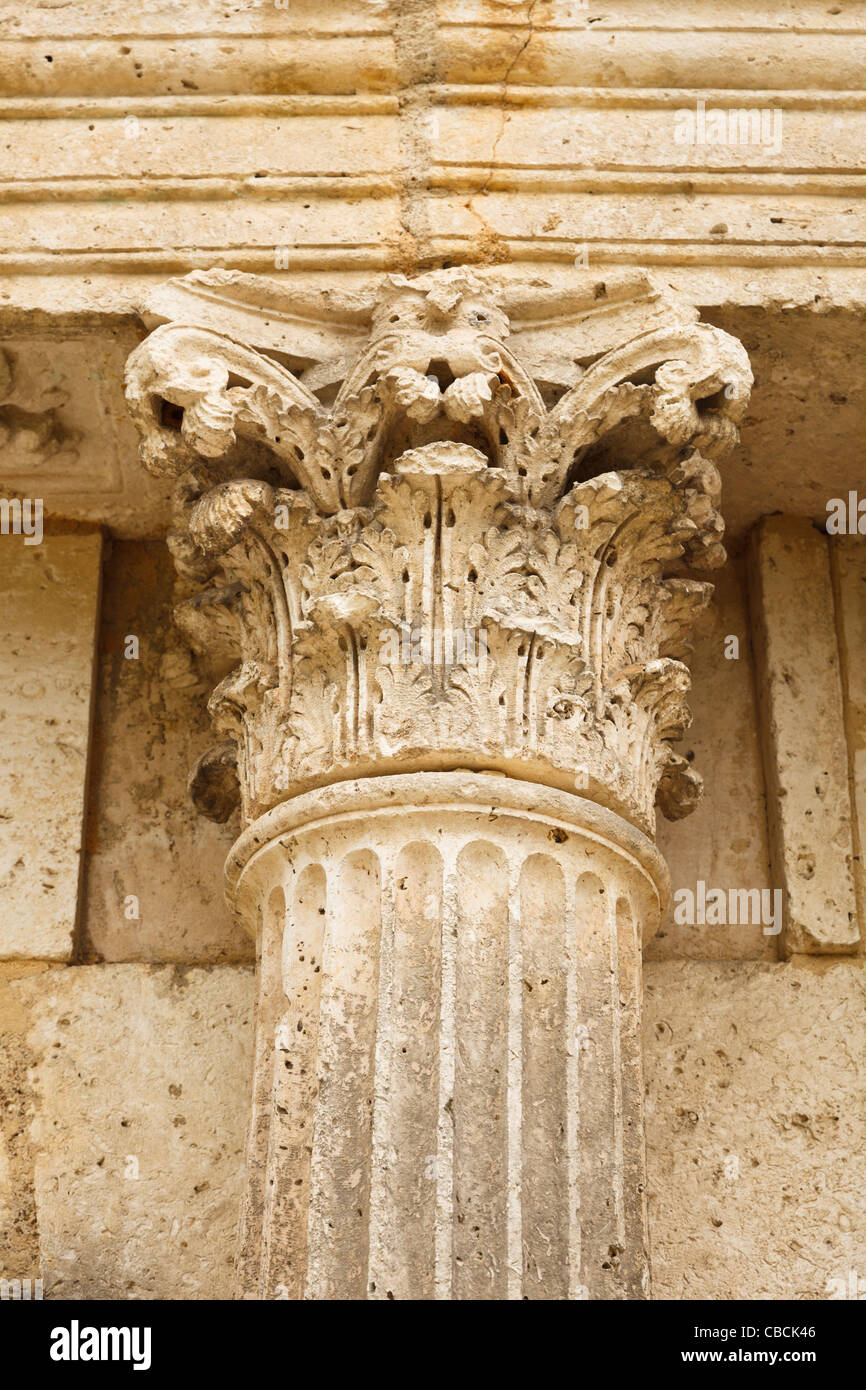 Korinthische Säule mit dekorierten Kapital oder Kopf Stockfoto