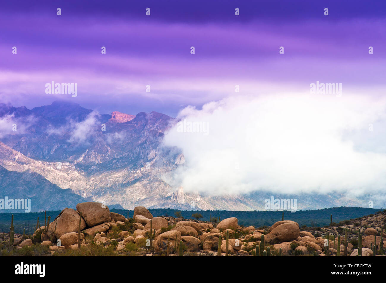 Niedrige Wolken von vorbeifahrenden Sturm eröffnen den Blick auf die Tortilla Berge östlich von Florenz, AZ. Tonto NAT ' l Wald. Stockfoto