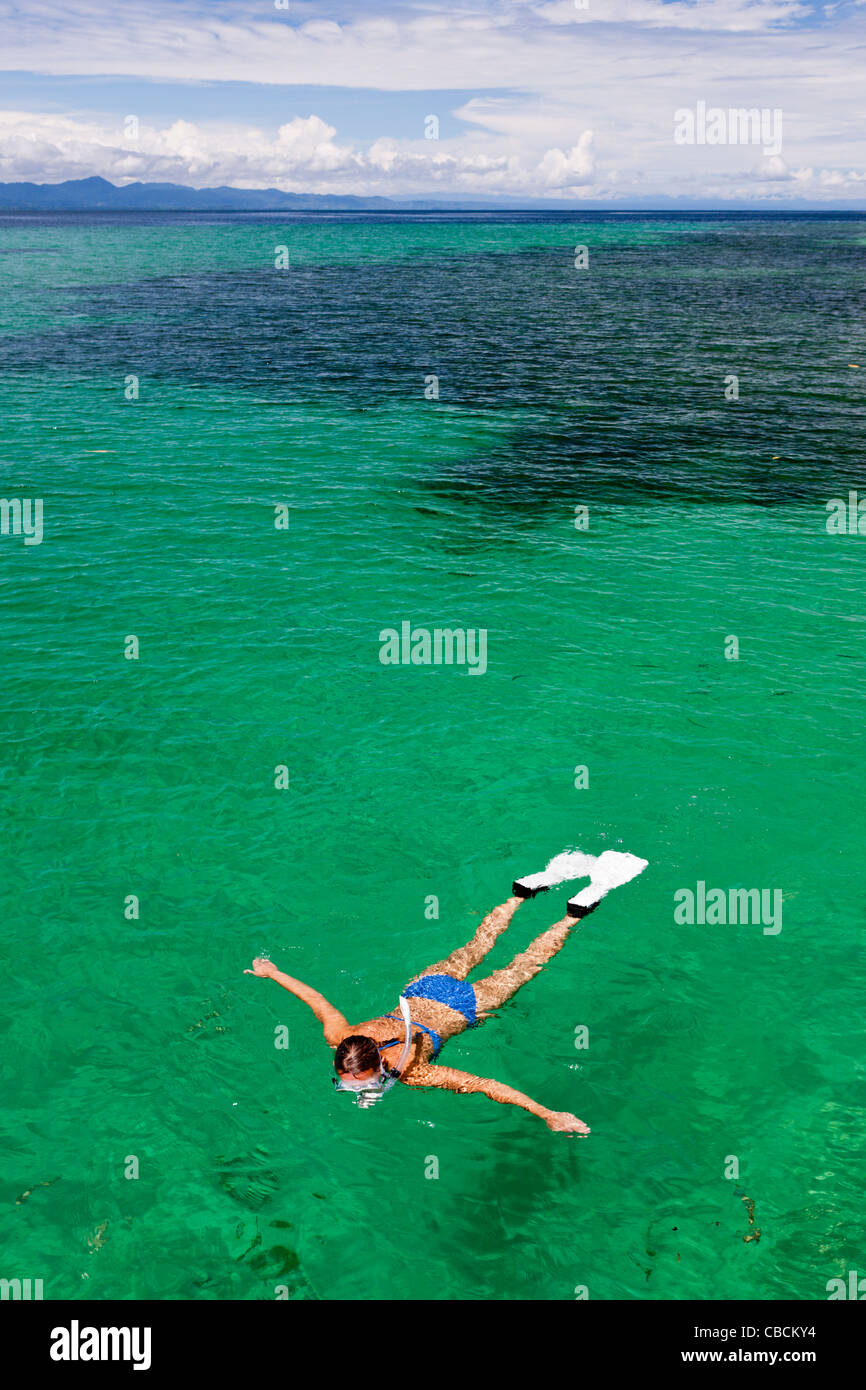 Schnorcheln in der Lagune von Ahe Insel, Cenderawasih-Bucht, West-Papua, Indonesien Stockfoto