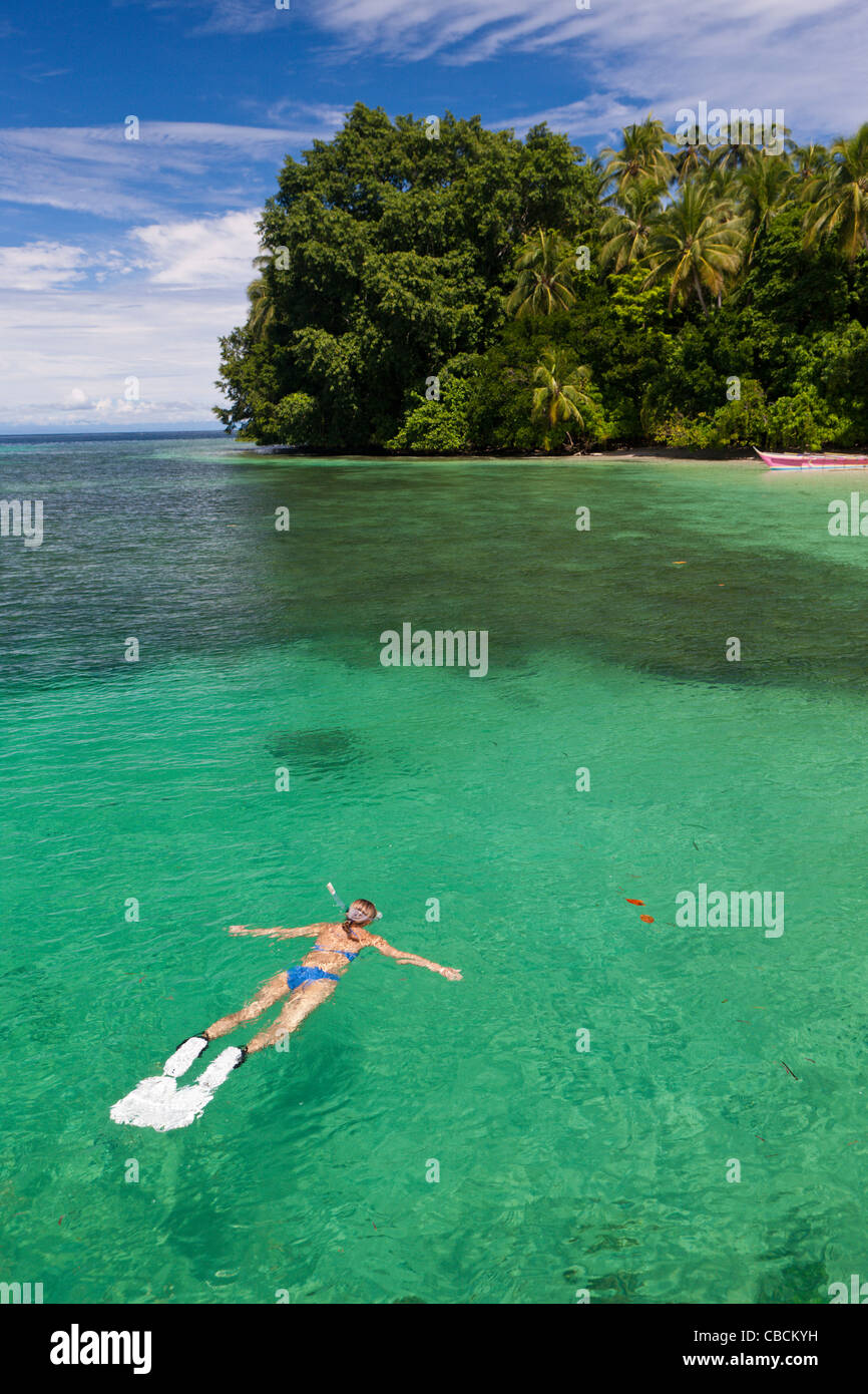 Schnorcheln in der Lagune von Ahe Insel, Cenderawasih-Bucht, West-Papua, Indonesien Stockfoto