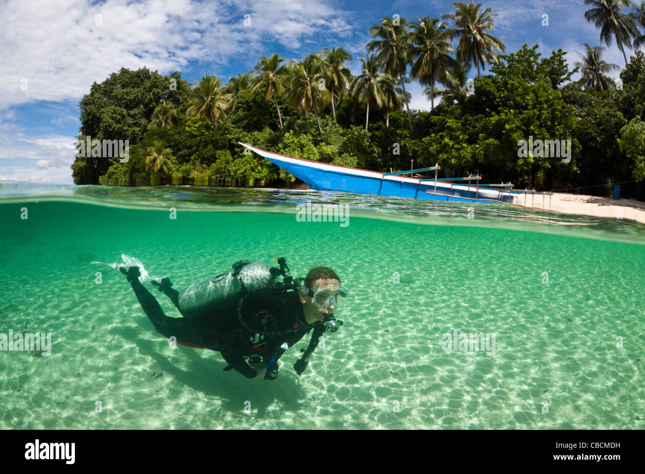 Taucher in der Lagune von Ahe Cenderawasih-Bucht, Insel West Papua, Indonesien Stockfoto