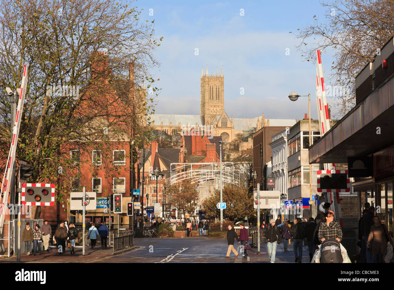 Straßenszene mit Shopper einkaufen zu Weihnachten und Kathedrale dominiert Skyline. High Street Lincoln Lincolnshire England UK Stockfoto