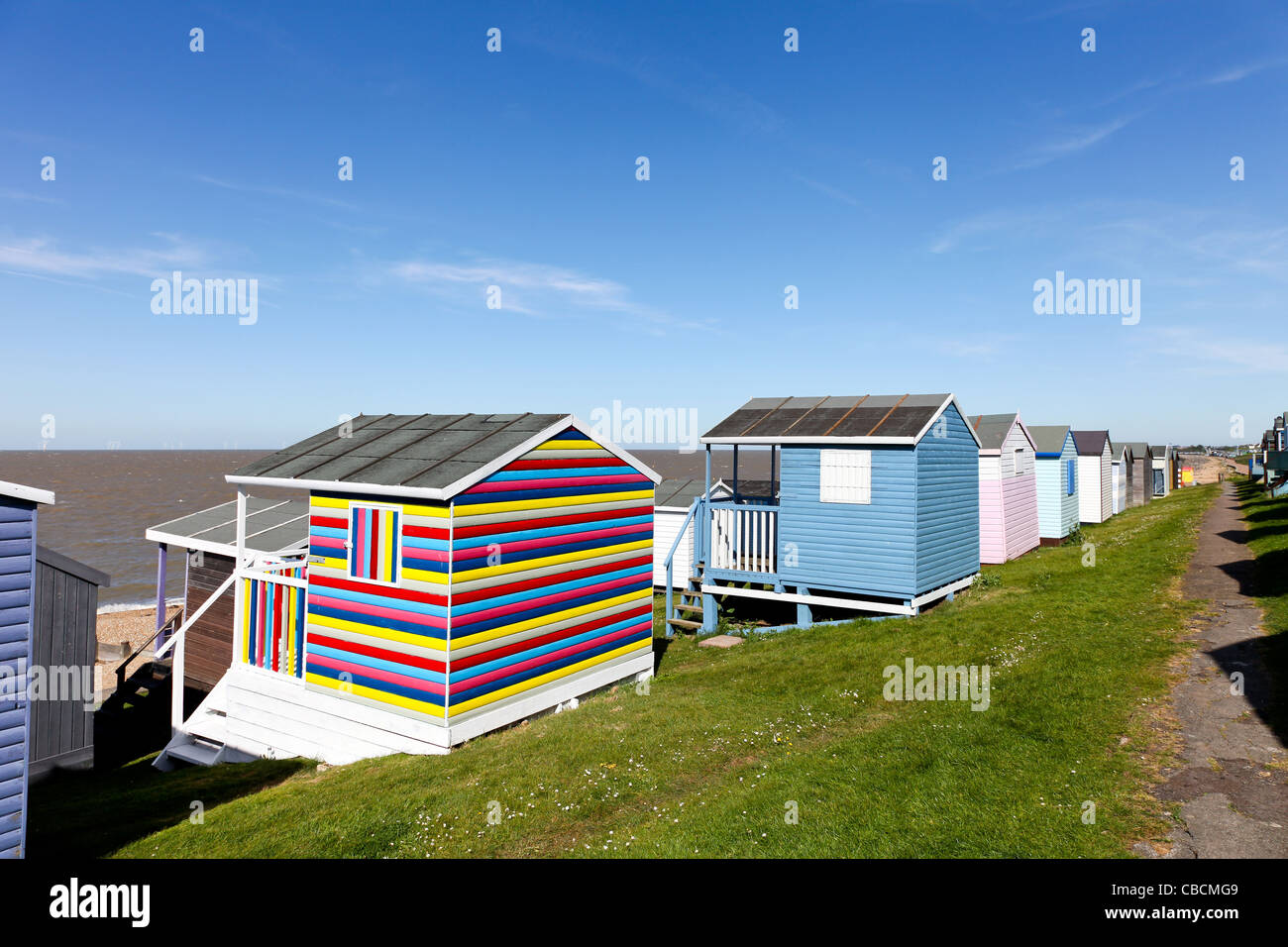 Strandhütten mit Blick auf das Meer in Whitstable in Kent, UK Stockfoto