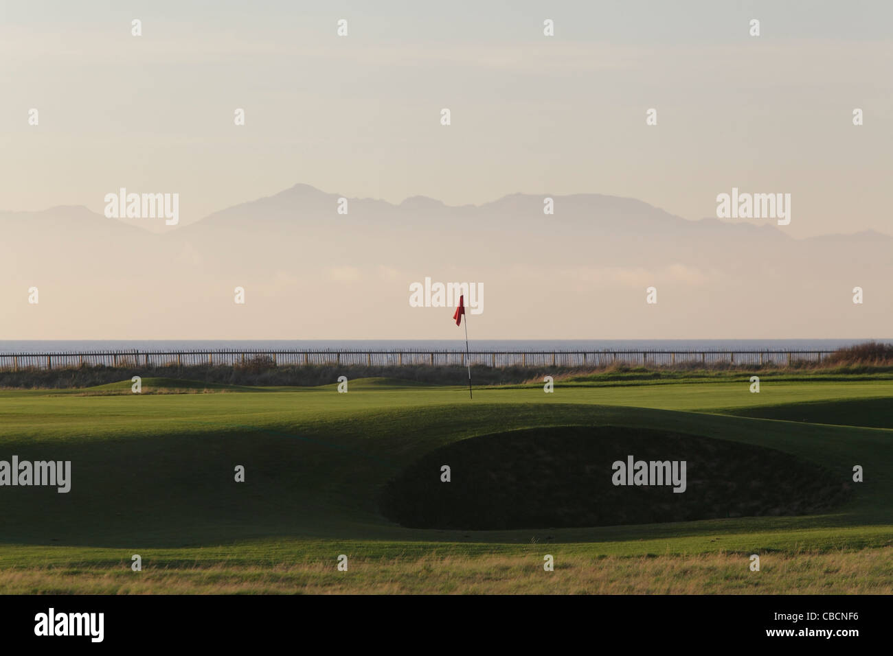 Blick über den Old Course im Royal Troon Golf Club mit der Insel Arran im Hintergrund, Schottland, Großbritannien Stockfoto