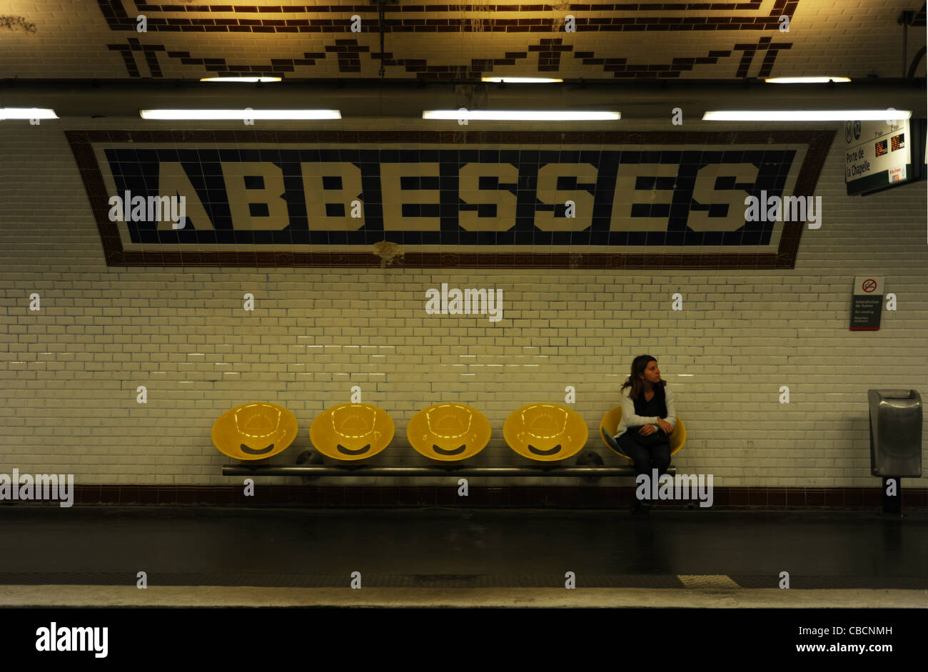 Beifahrerin warten auf Zug an der Metro-Station Abbesses in Paris, Frankreich-u-Bahn, u-Bahn, u-Bahn, Zeichen, Station, chai Stockfoto
