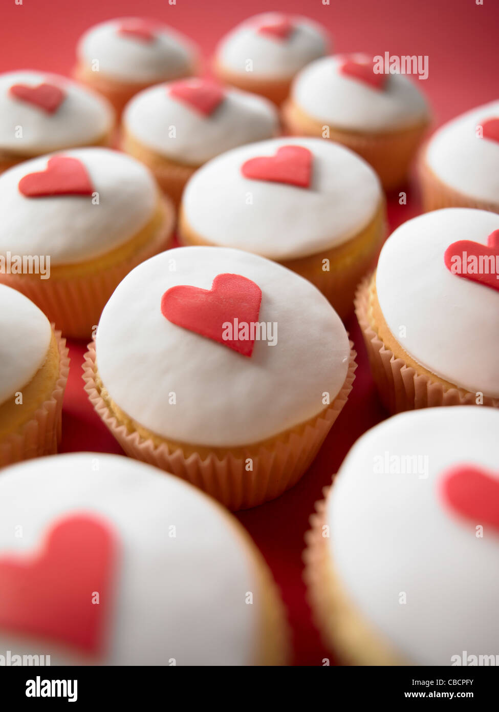 Valentine Cupcakes mit Herzen Stockfoto