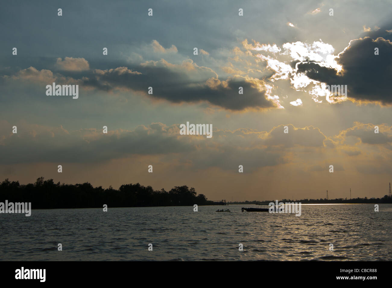 Einsamen Fischer treiben über Mekong-Delta bei Sonnenuntergang in der Nähe von Tan Thach, Ben Tre im südlichen Vietnam Stockfoto