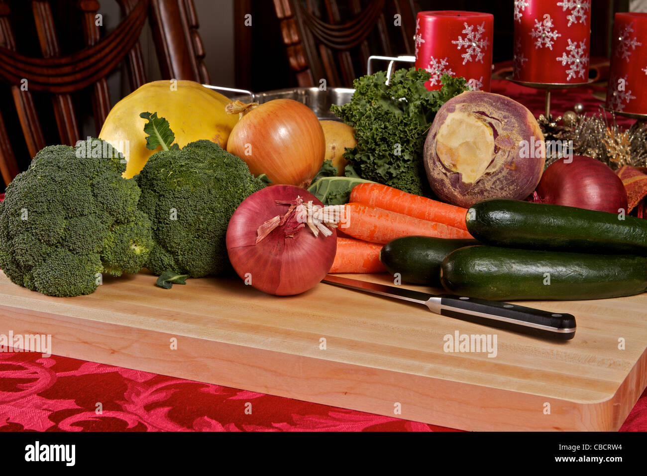 Auswahl von Wintergemüse auf ein Schneidebrett mit Weihnachten Tischdekoration Stockfoto