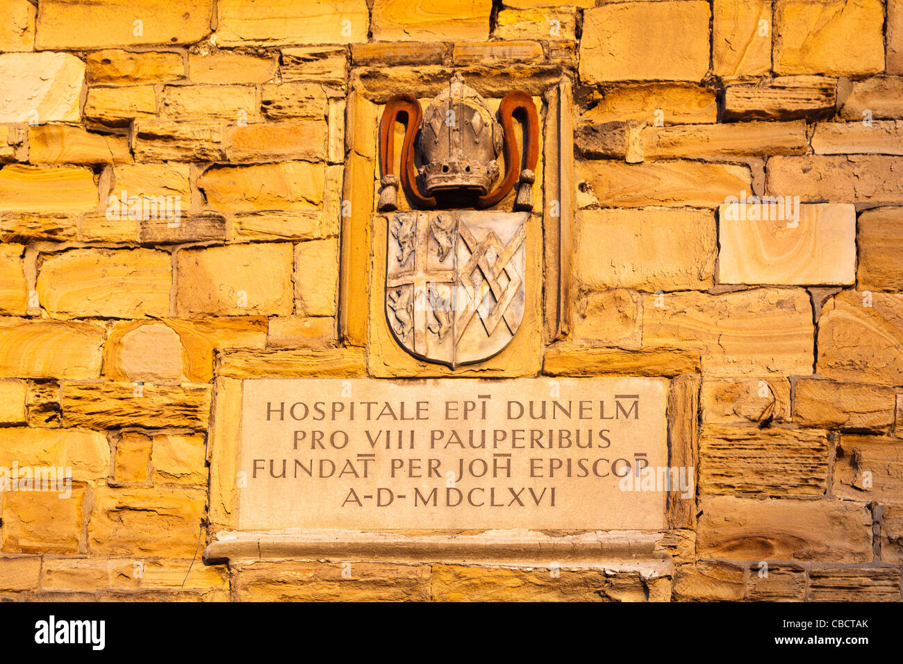 Sightseeing und Sehenswürdigkeiten: Wand Inschrift auf dem Gelände des Krankenhauses ein Armer, einem alten, historischen Gebäude in der Cathedral Square, Durham, 1666 gegründet Stockfoto