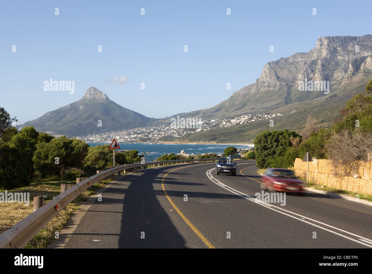 Western Cape: Blick auf Camps Bay und Lion es Head entlang Victoria Road [M6] Stockfoto
