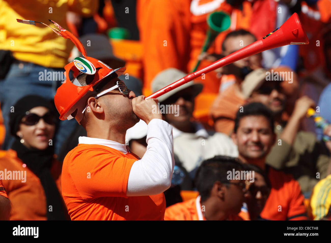 Fördermitglied Holland bläst eine Vuvuzela ein 2010 FIFA World Cup-Spiel zwischen Dänemark und den Niederlanden. Stockfoto