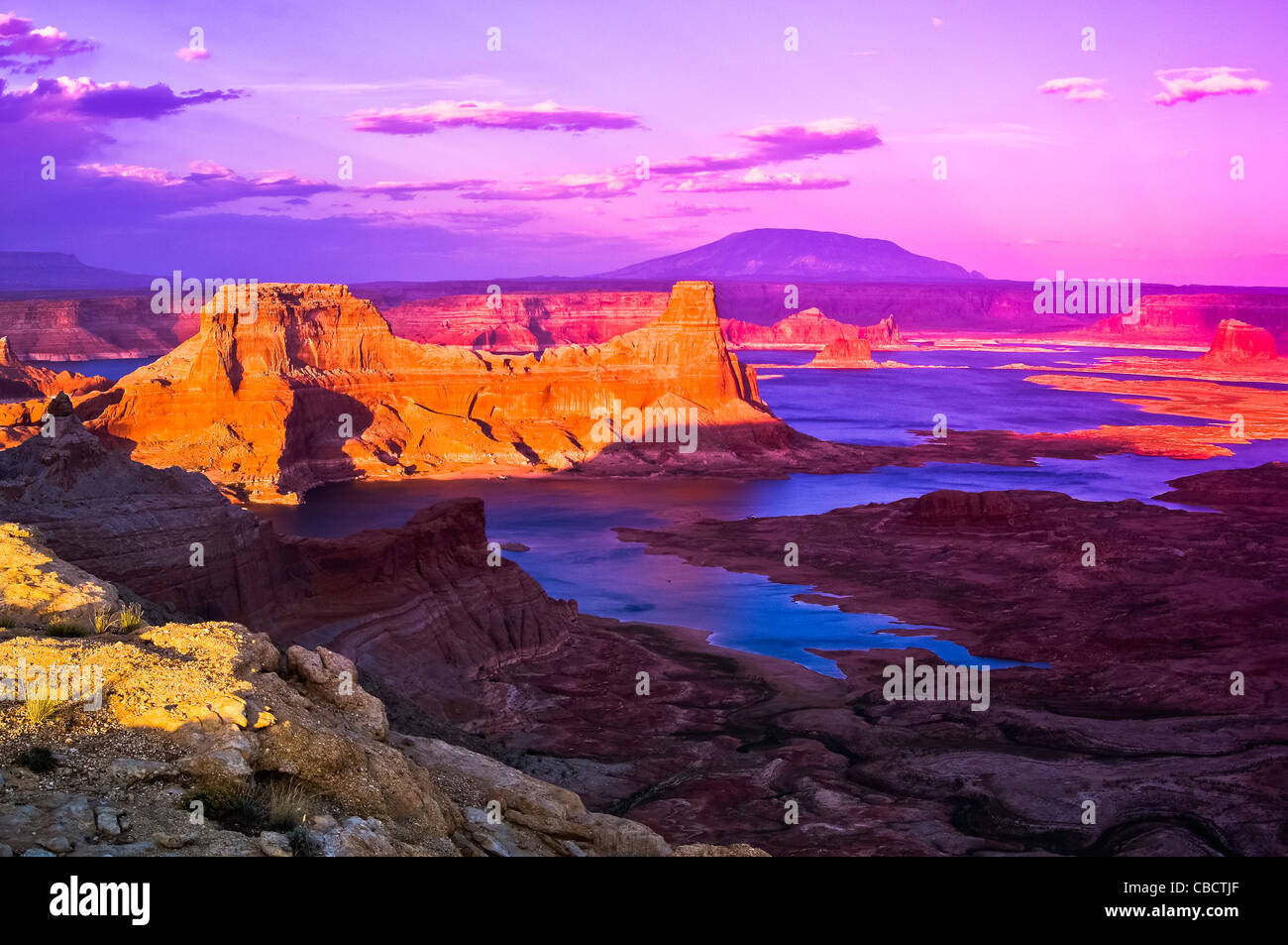 Blick auf den Sonnenuntergang des Lake Powells von Romana Mesa Plateau. Stockfoto