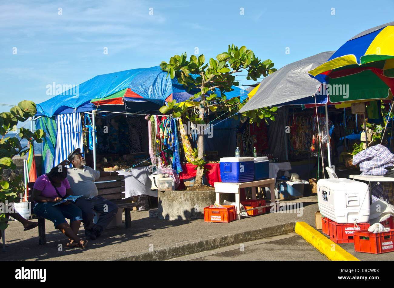 Samstagsmarkt entlang der Innenstadt Uferpromenade, Roseau Dominica Stockfoto