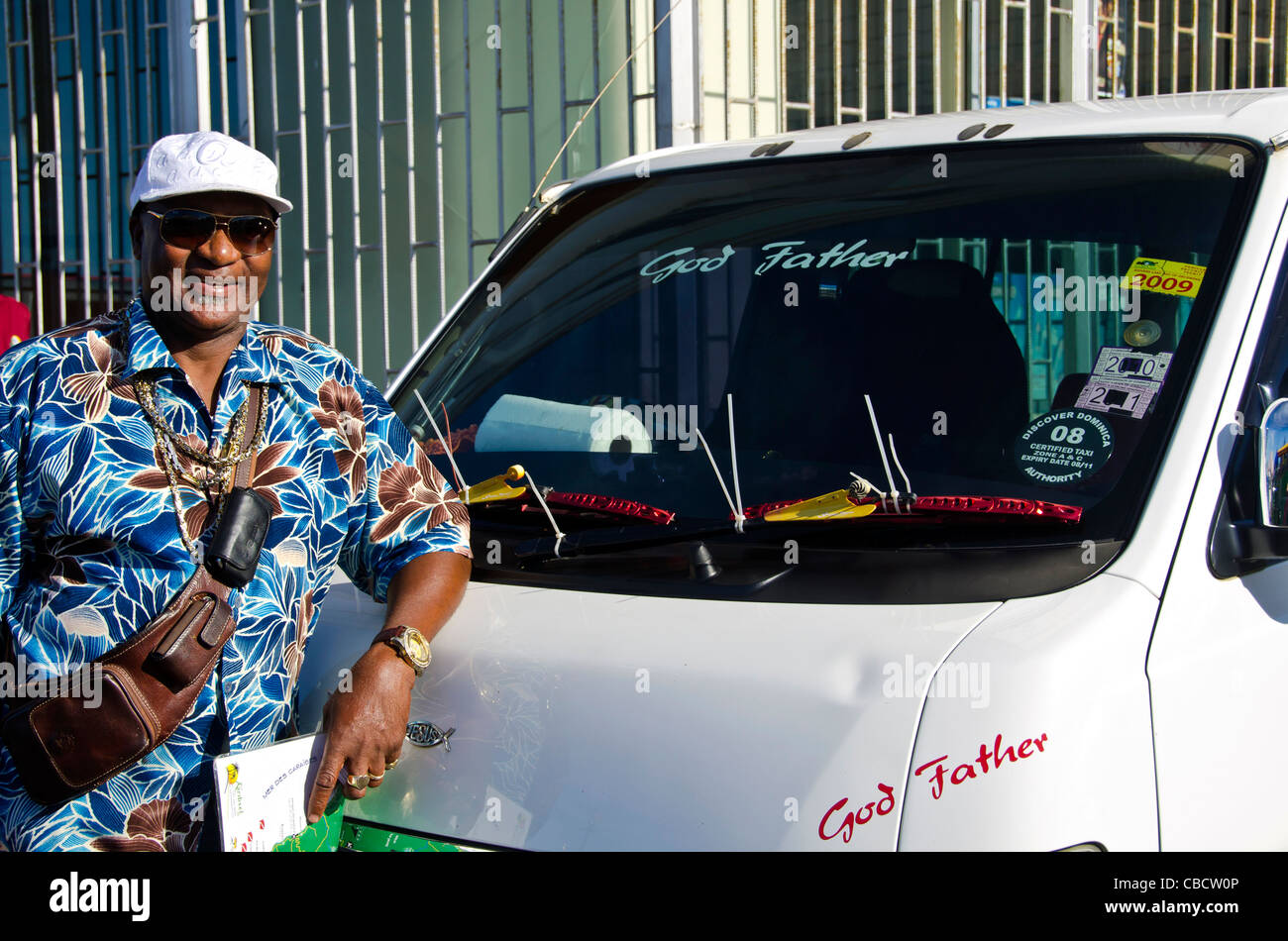 Lächelnde Taxifahrer mit Minivan, Roseau Dominica Stockfoto