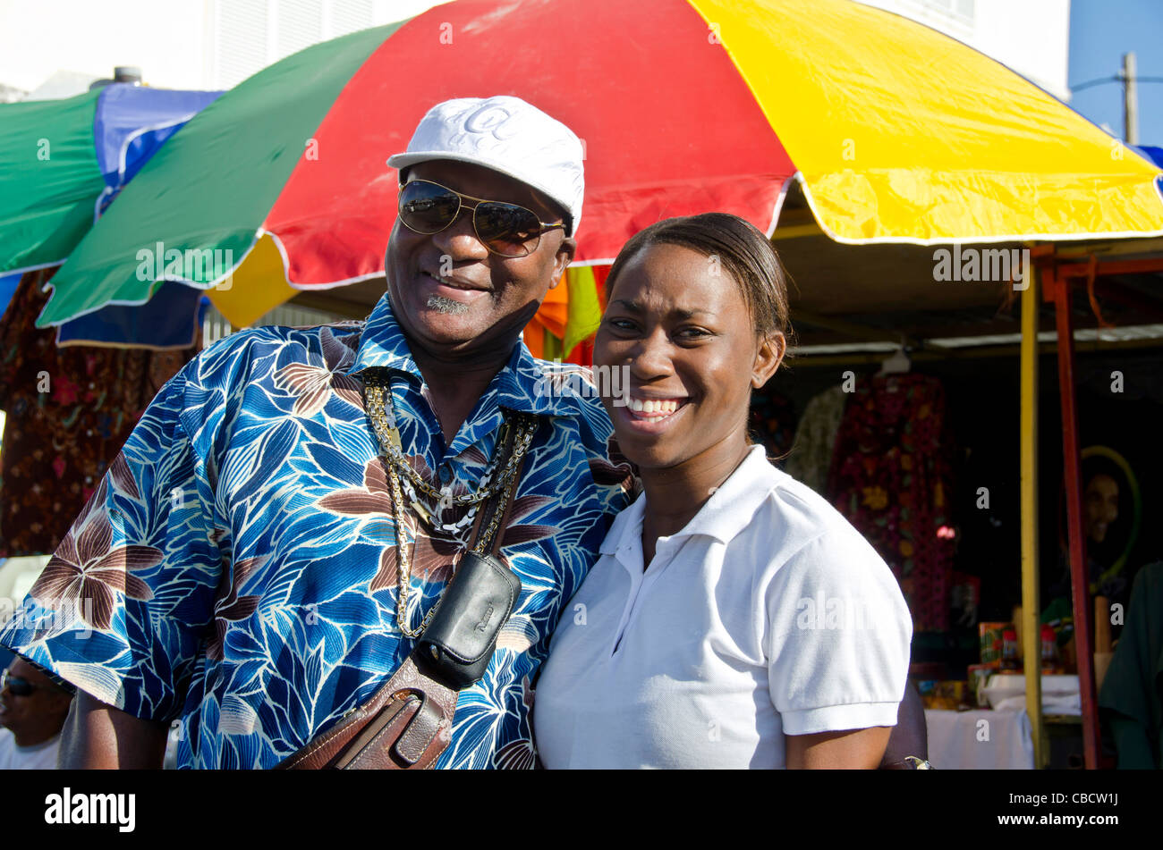 Taxifahrer mit Tochter lächelnd neben hellen Dach, Roseau Dominica Stockfoto