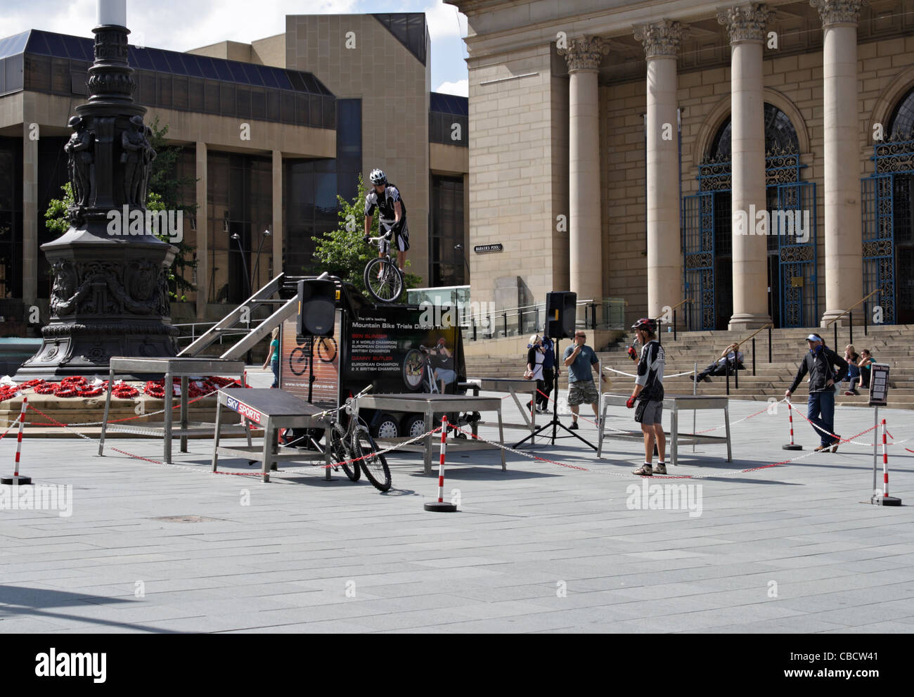 Das führende Mountainbike Trial Display Team der UKs hält im Juli 2009 eine öffentliche Demonstration im Barkers Pool im Stadtzentrum von Sheffield Stockfoto