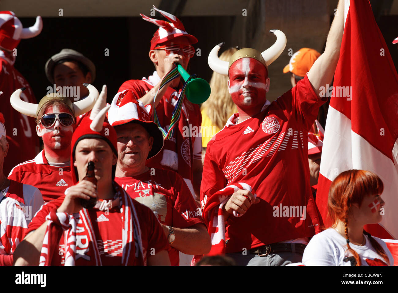Dänemark-Fans auf der Tribüne für ein 2010 FIFA World Cup Soccer match zwischen Dänemark und den Niederlanden. Stockfoto