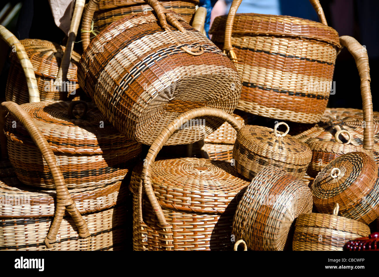 Dominica Carib Inder traditionelle Körbe geflochten Stockfoto