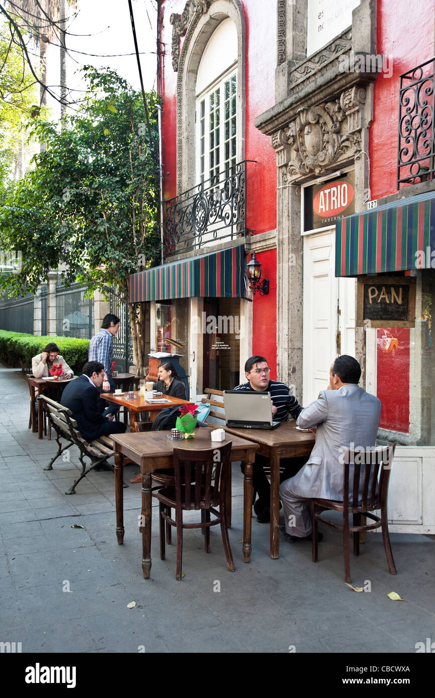 charmante Straßencafé in einem wunderschönen alten Gebäude mit Sitzplätze im Freien in einer ruhigen Straße in Roma Viertel von Mexiko-Stadt Stockfoto