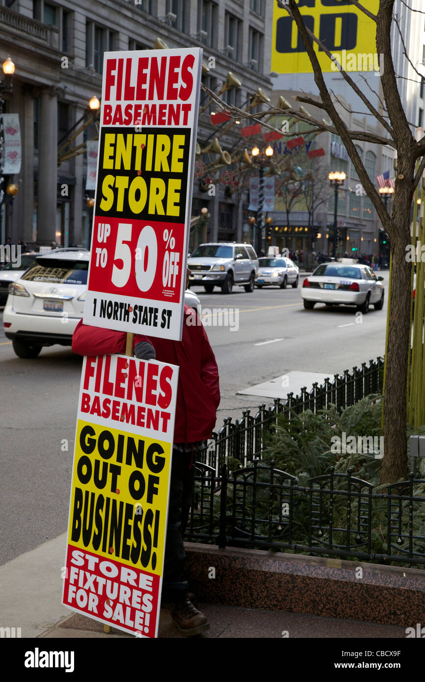 Mann hält Filene es Keller Erlöschen des Geschäfts zu unterzeichnen. State Street, Chicago, Illinois Stockfoto