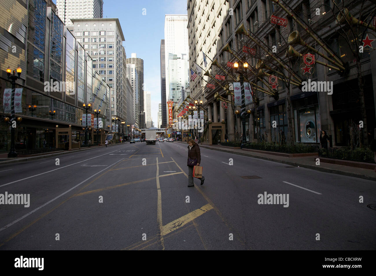 Eine Frau mit Einkaufstasche kreuzt State Street in der Nähe von Washington St Chicago Illinois Stockfoto