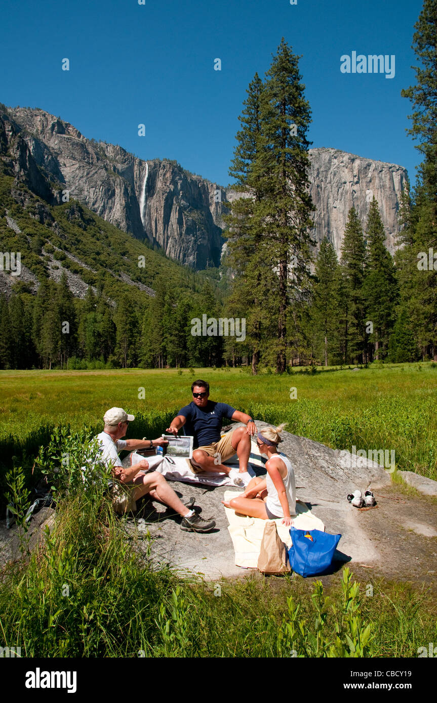 Picknick auf der Wiese in der Nähe von El Capitan Yosemite Valley Yosemite Nationalpark Kalifornien Stockfoto