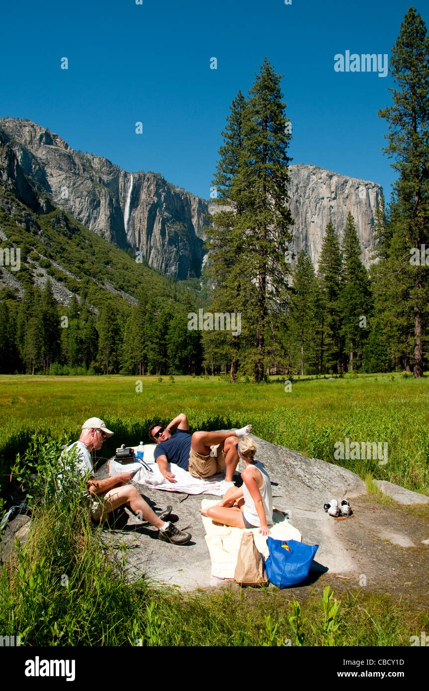 Picknick auf der Wiese in der Nähe von El Capitan Yosemite Valley Yosemite Nationalpark Kalifornien Stockfoto