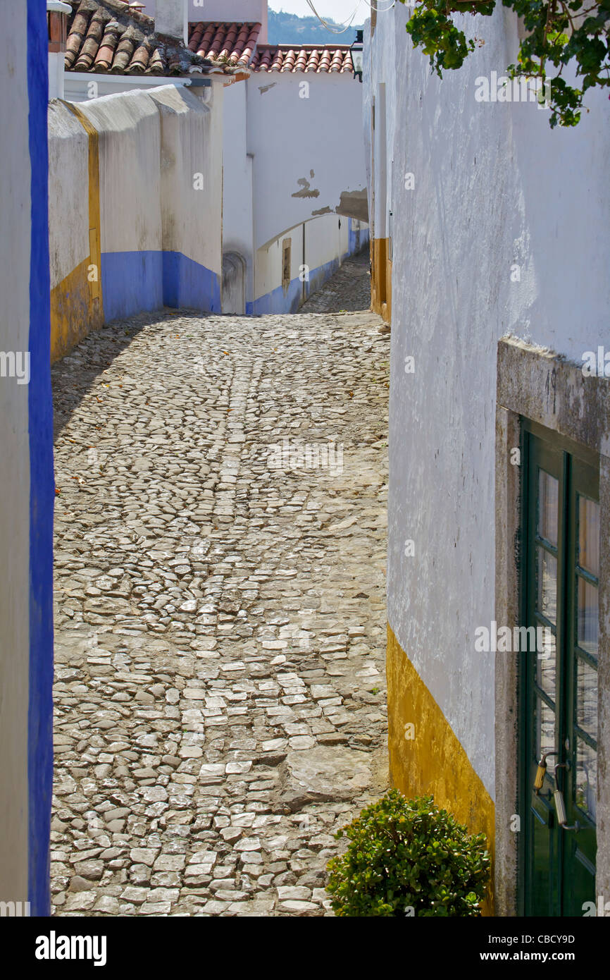 Einsamen gepflasterten Gehweg in der mittelalterlichen romantischen Dorf Obidos Stockfoto