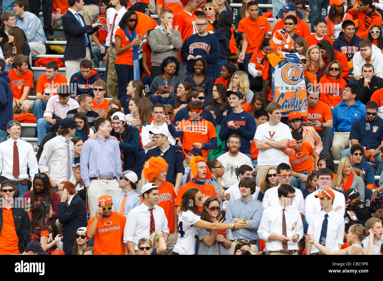 Gesamtansicht von Studenten der University of Virginia auf der Tribüne vor dem Spiel gegen die Virginia Tech Hokies im Scott Stadium, Charlottesville, Virginia, Vereinigte Staaten von Amerika Stockfoto