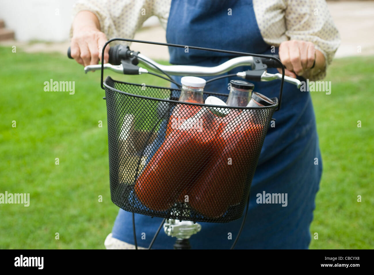 Gläser Passata di Pomodoro (Tomatenmark) im Fahrradkorb Stockfoto