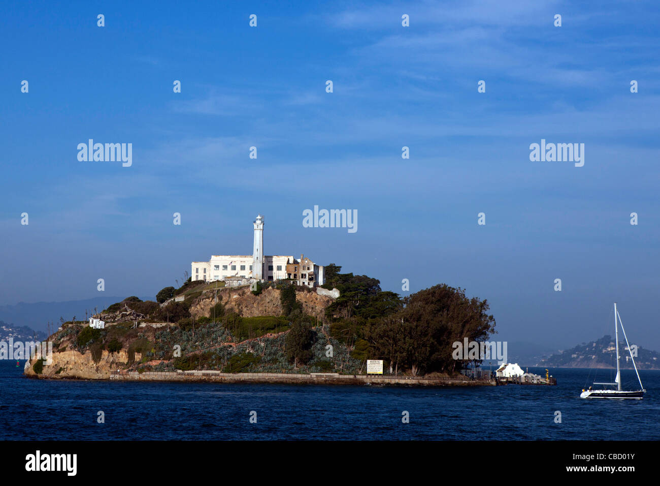 Alcatraz Insel mit Segelboot vorbei, San Francisco, California, Vereinigte Staaten von Amerika Stockfoto