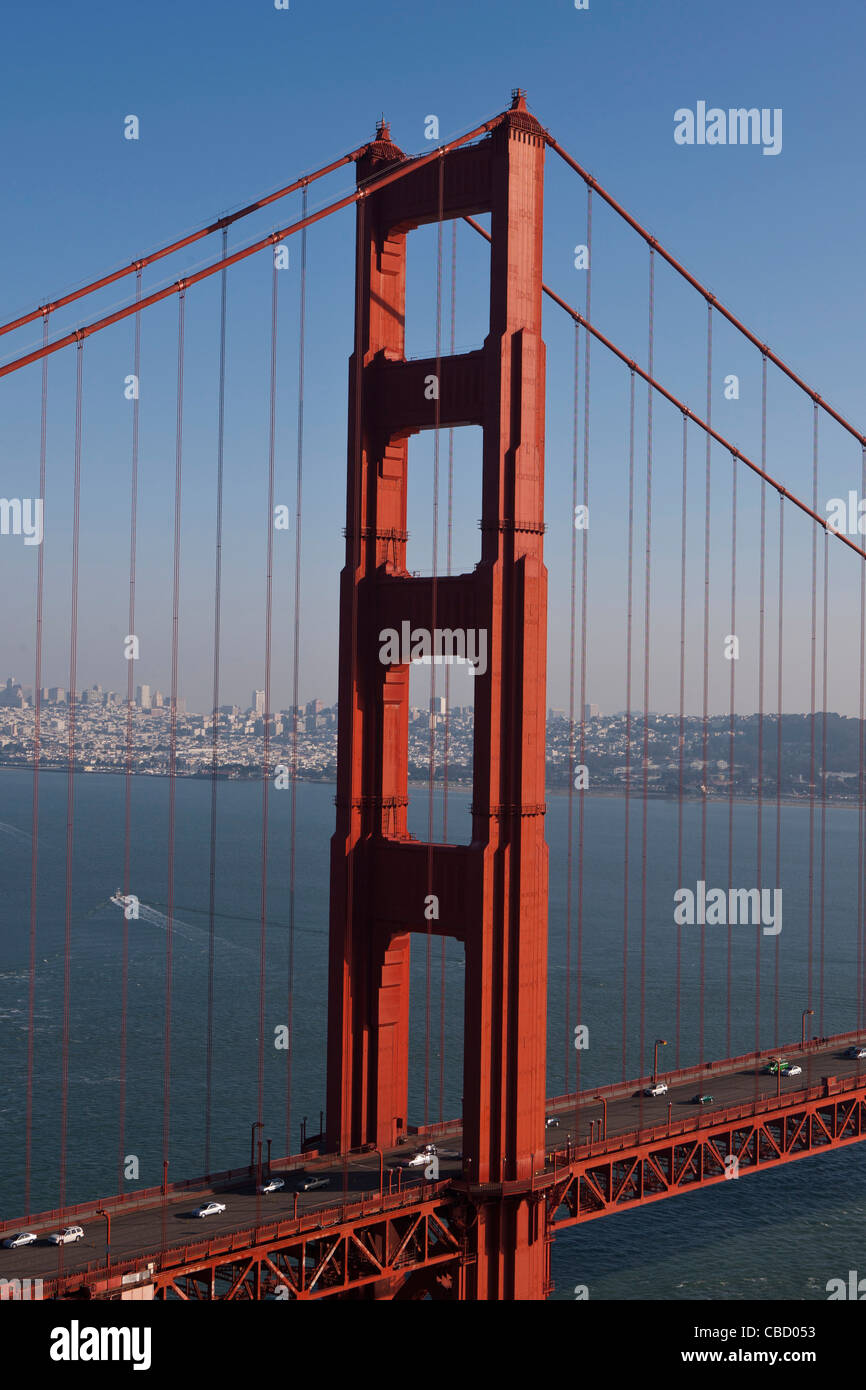Detailansicht der Golden Gate Bridge in San Francisco, California, Vereinigte Staaten von Amerika am späten Nachmittag Stockfoto