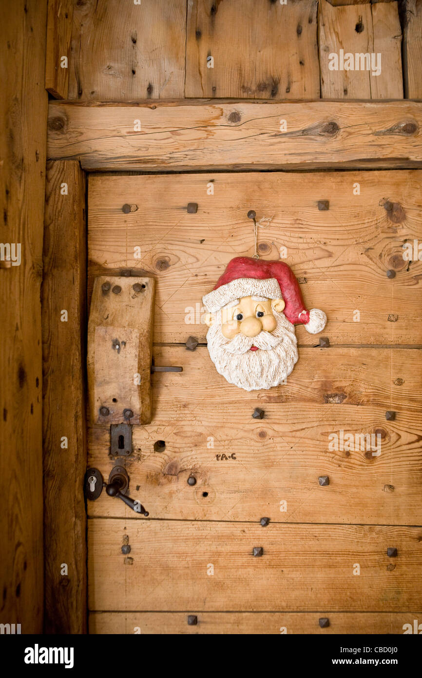Weihnachtsmann Dekoration an Tür hängen Stockfoto