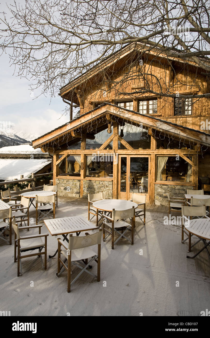 Im Freien Sitzgelegenheiten Mountain Resort Restaurant mit Schnee bedeckt Stockfoto