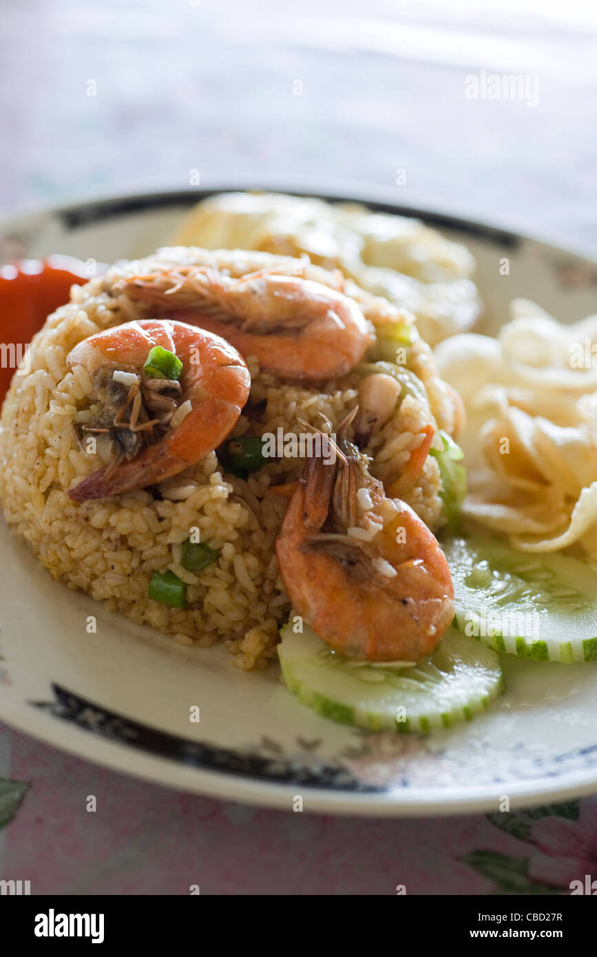 Gebratener Reis mit Gurkenscheiben mit Garnelen Stockfoto