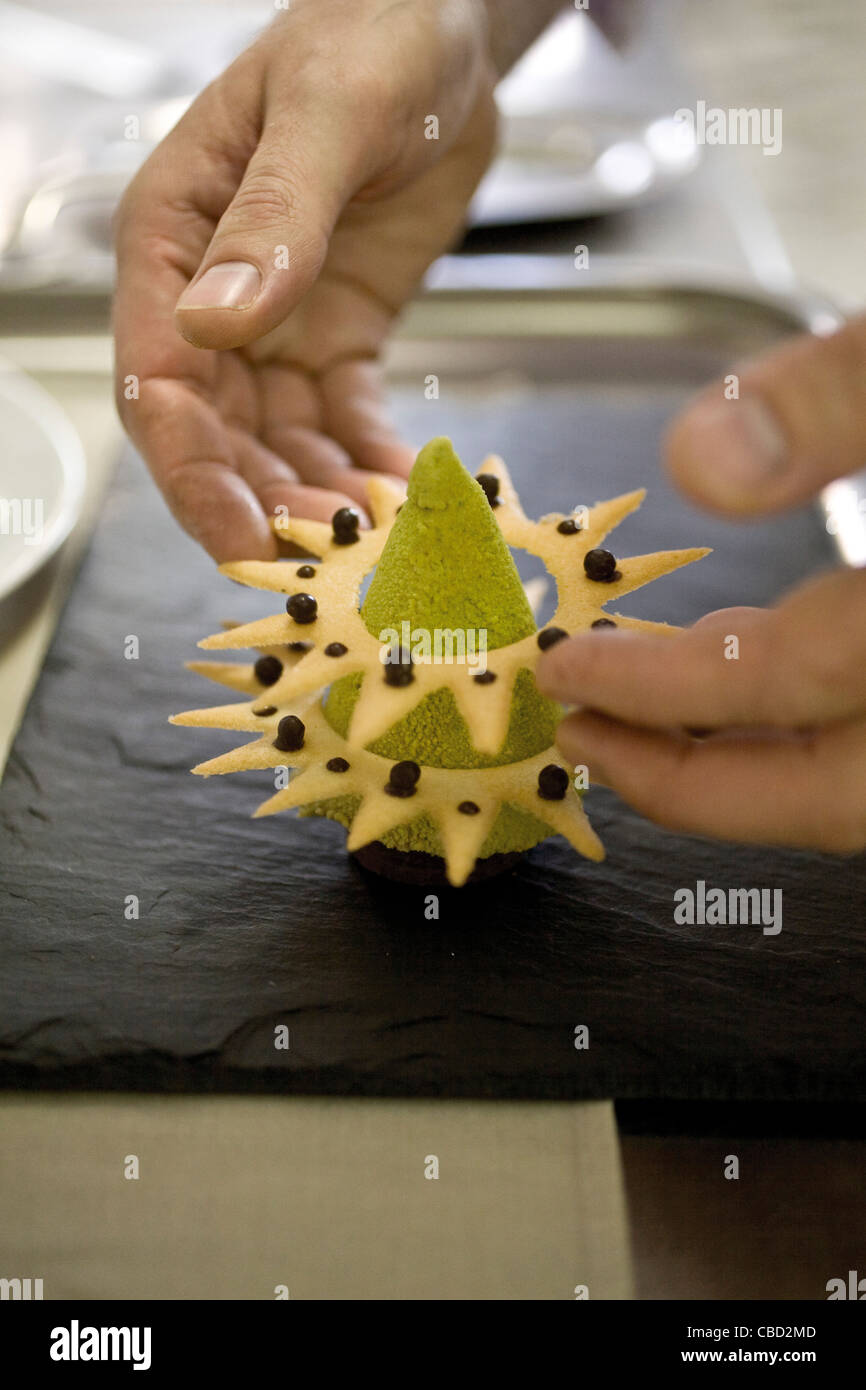 Koch Montage Dessert wie Weihnachtsbaum geformt Stockfoto
