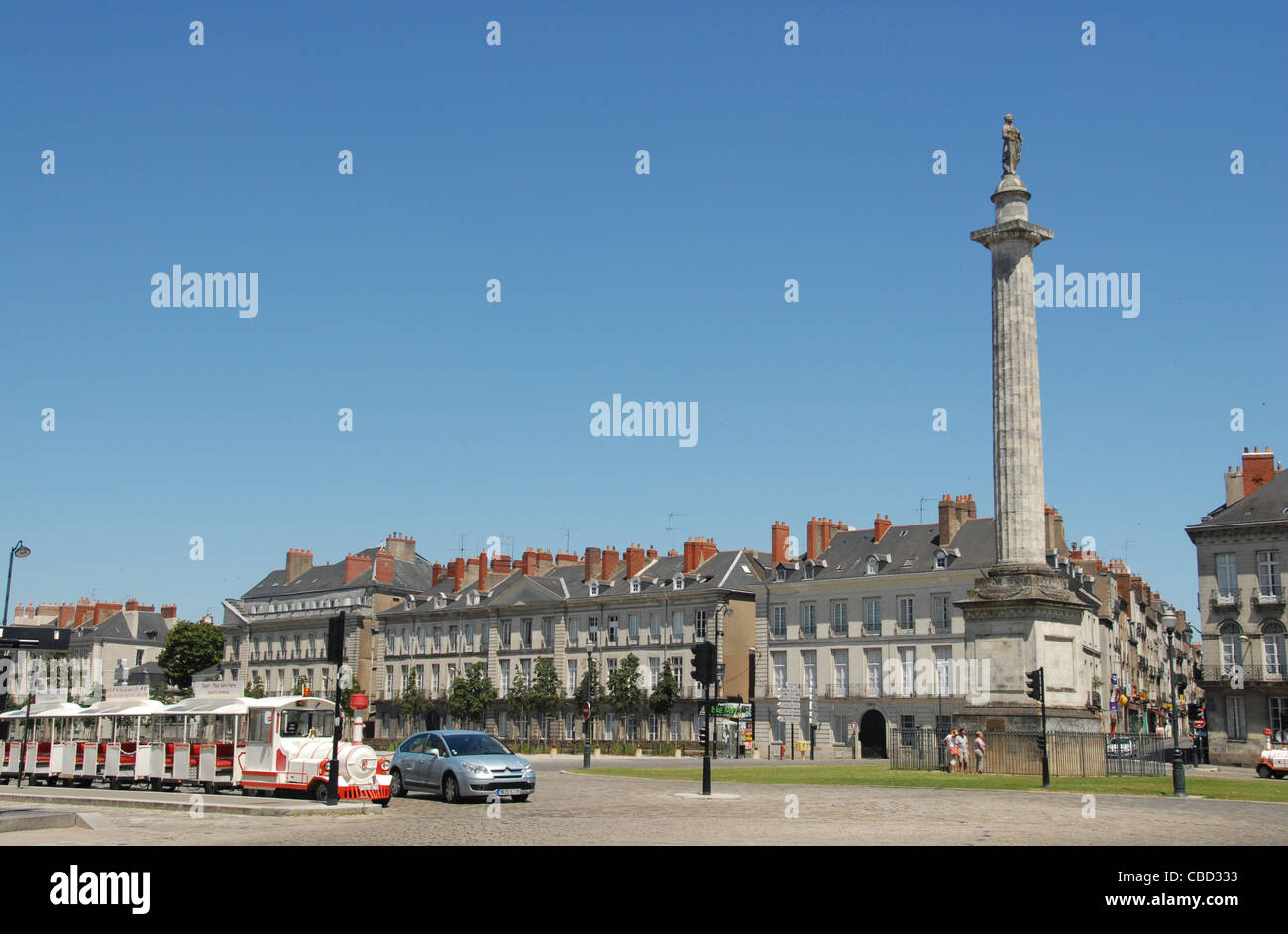 Sightseeing-Bahn und Auto warten an der roten Ampel des Überschreitens der Place du Maréchal Foch, Nantes, Pays De La Loire, Frankreich Stockfoto