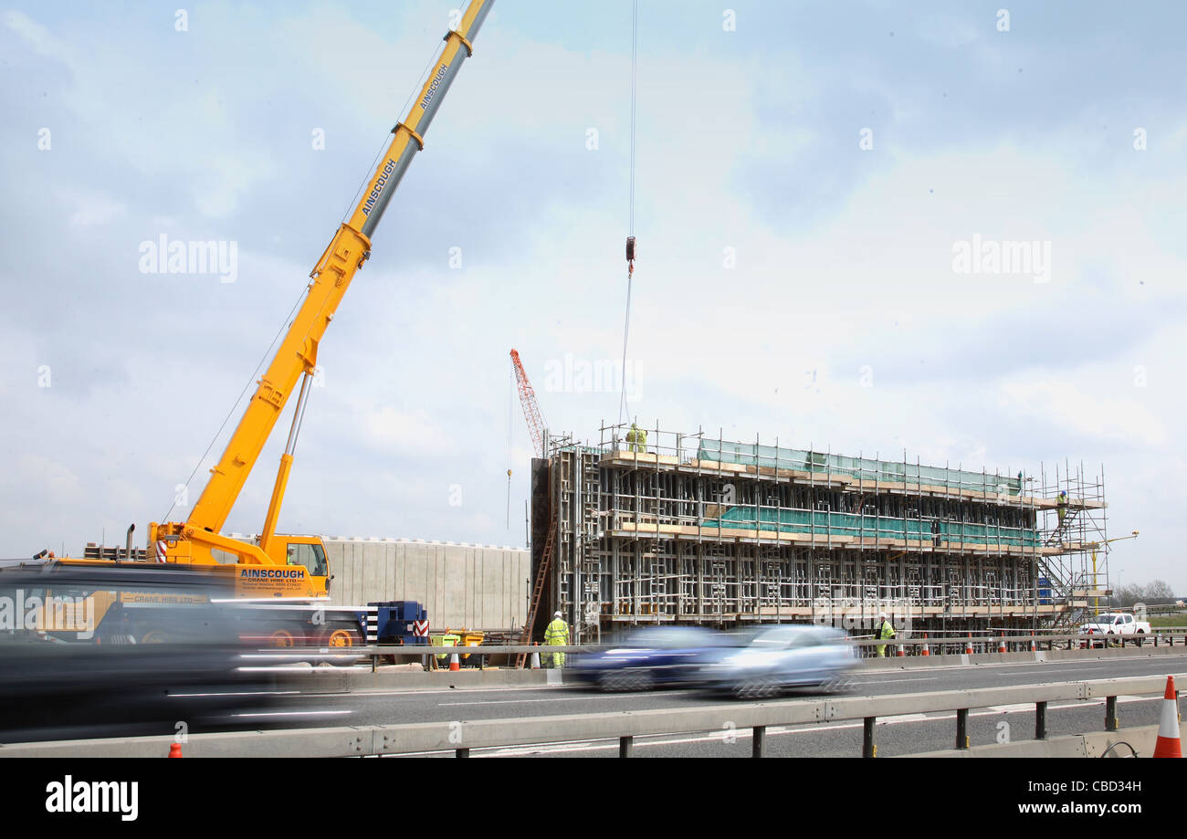 Ein Brückenpfeilers im Bau in der zentralen Zuflucht der Autobahn M40 in der Nähe von Warwick, Großbritannien Stockfoto