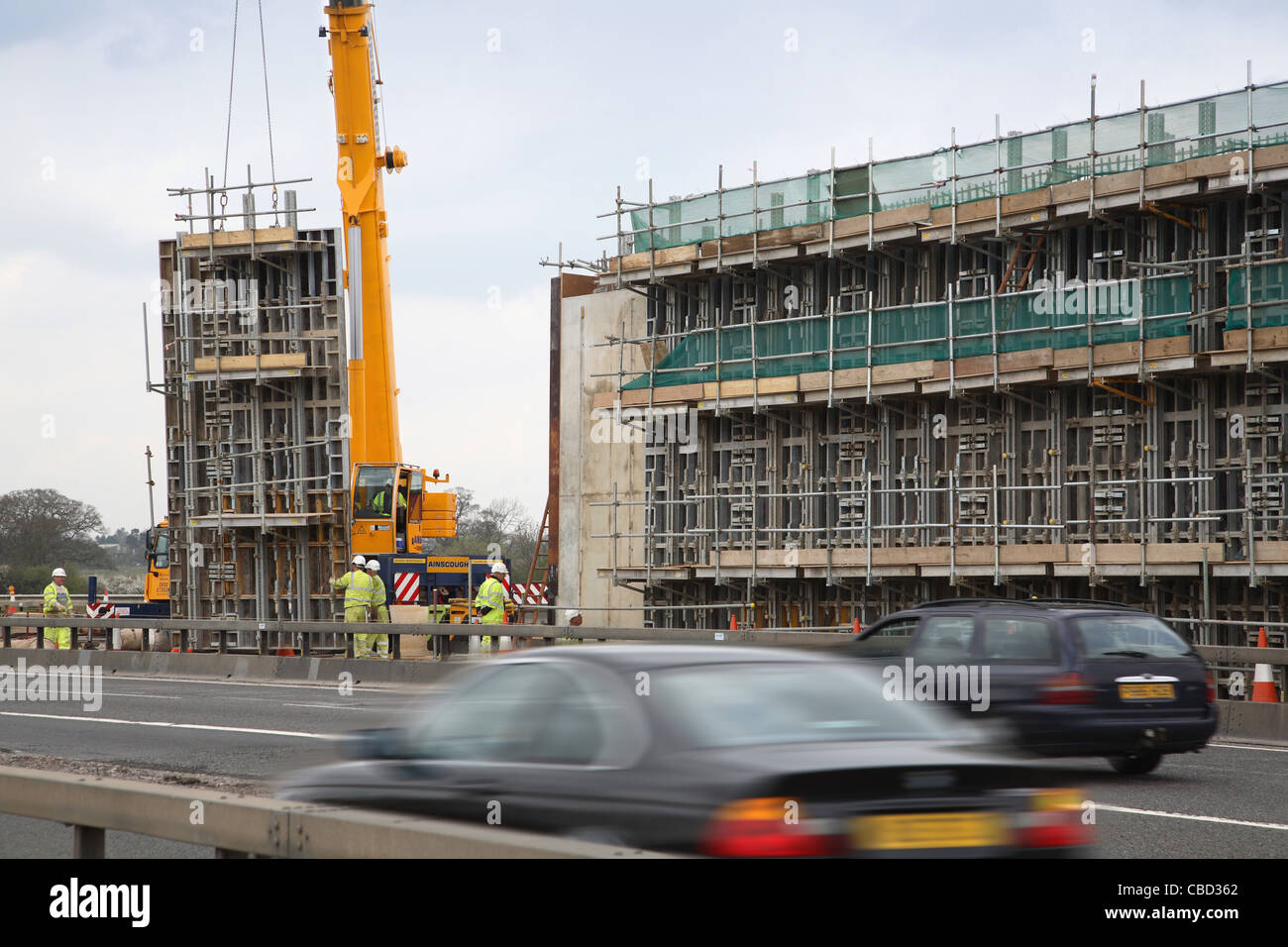 Ein Kran hebt eine große Schalungstafel während des Baus eines neuen Brücke Piers in der Mitte der Autobahn M40. UK Stockfoto