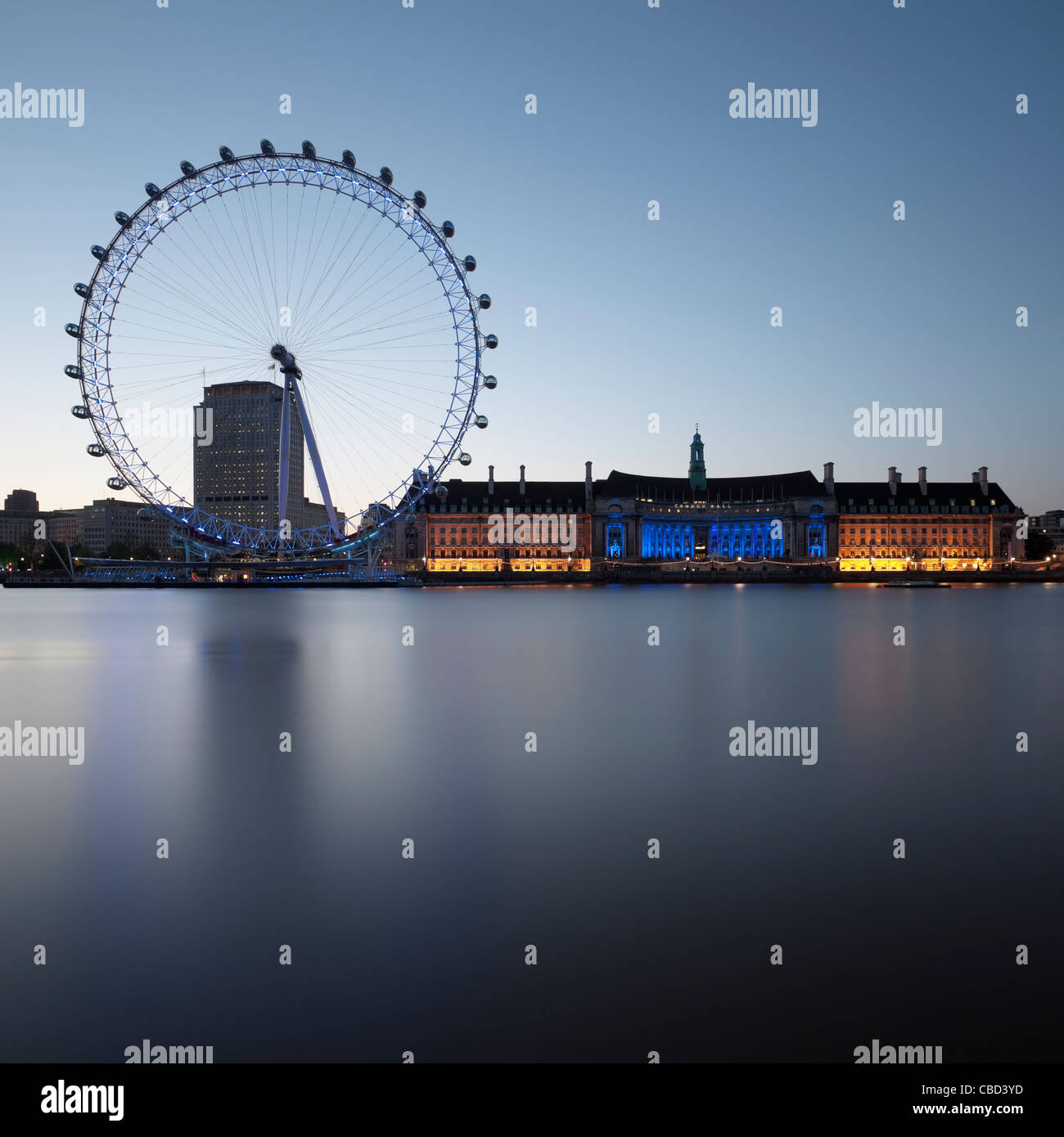 London Eye und Gebäude noch Fluss Stockfoto