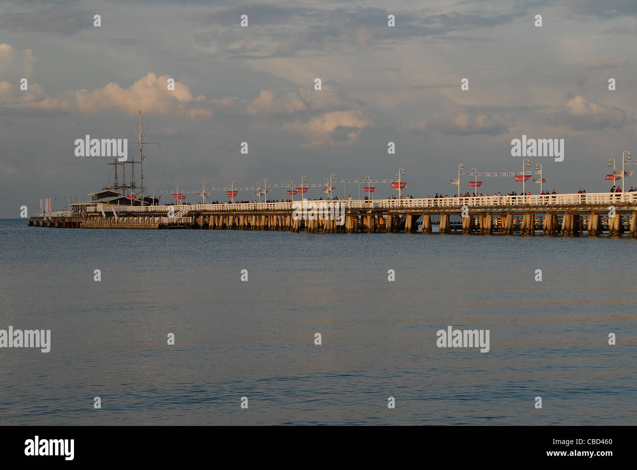 Der schöne 512 Meter langen hölzernen Pier von Ostseebad Sopot in Pommern in der Nähe von Gdansk Stockfoto