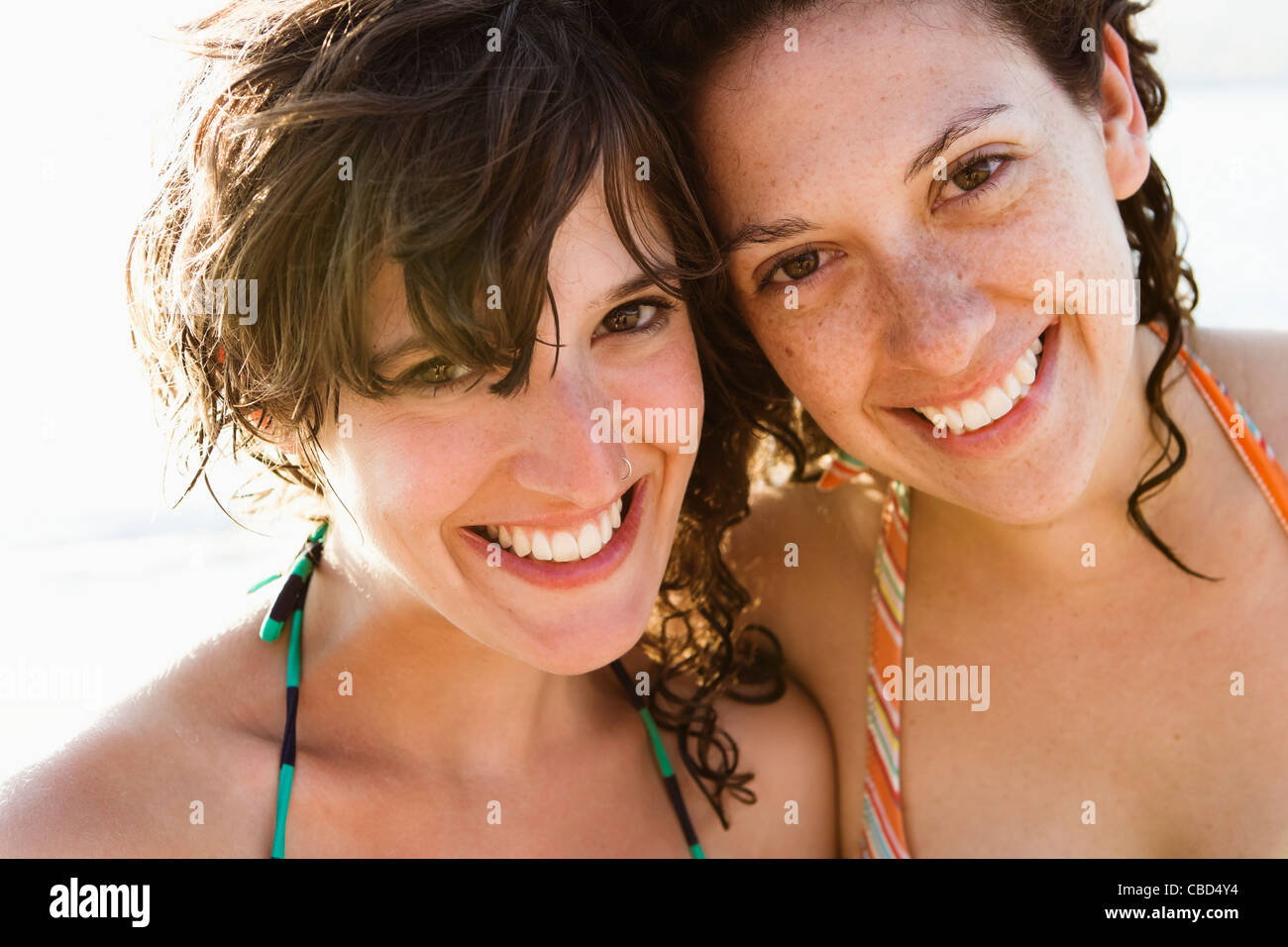 Frauen In Bikinis Lächelnd Zusammen Stockfotografie Alamy