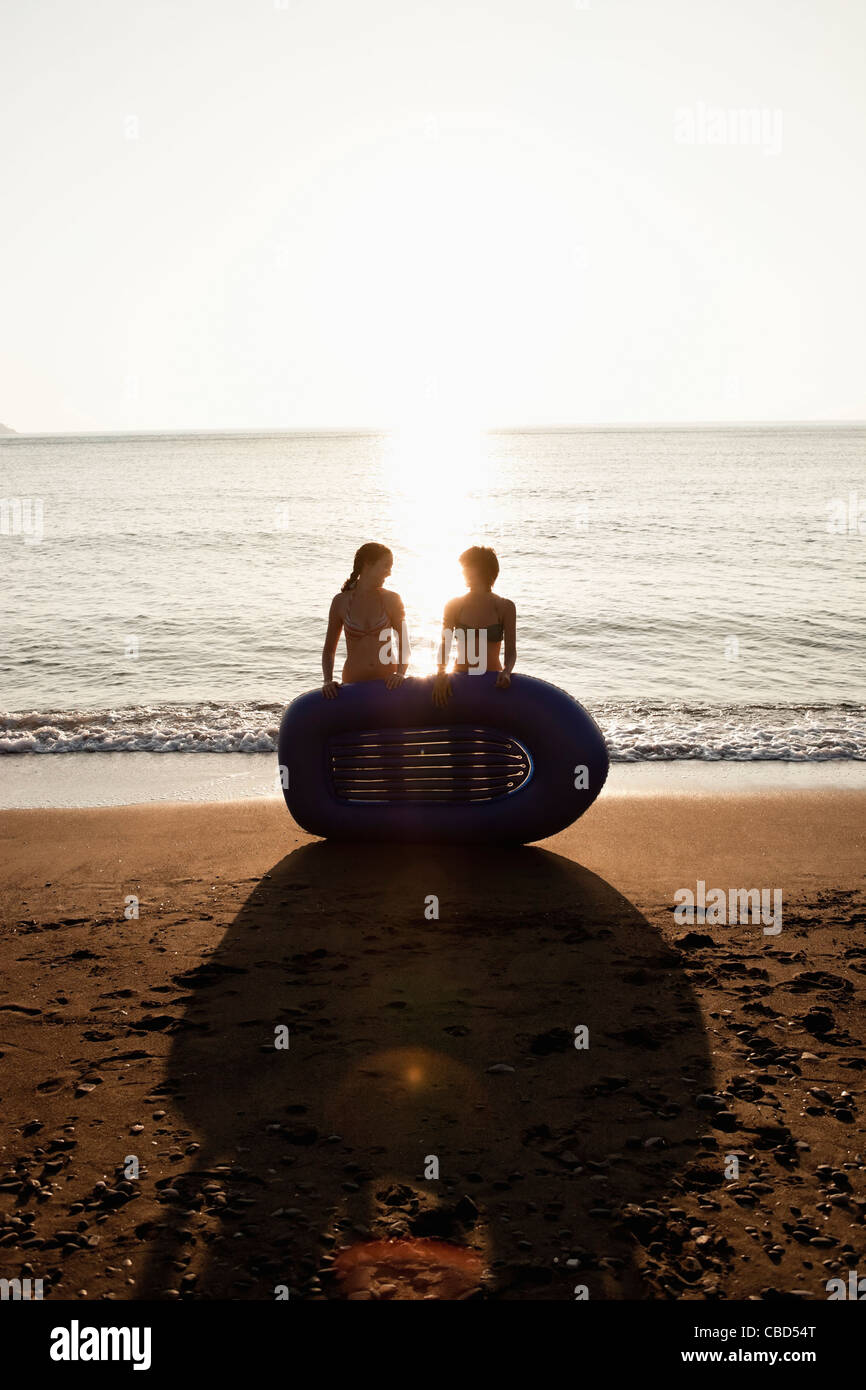 Frauen mit Schlauchboot am Strand Stockfoto