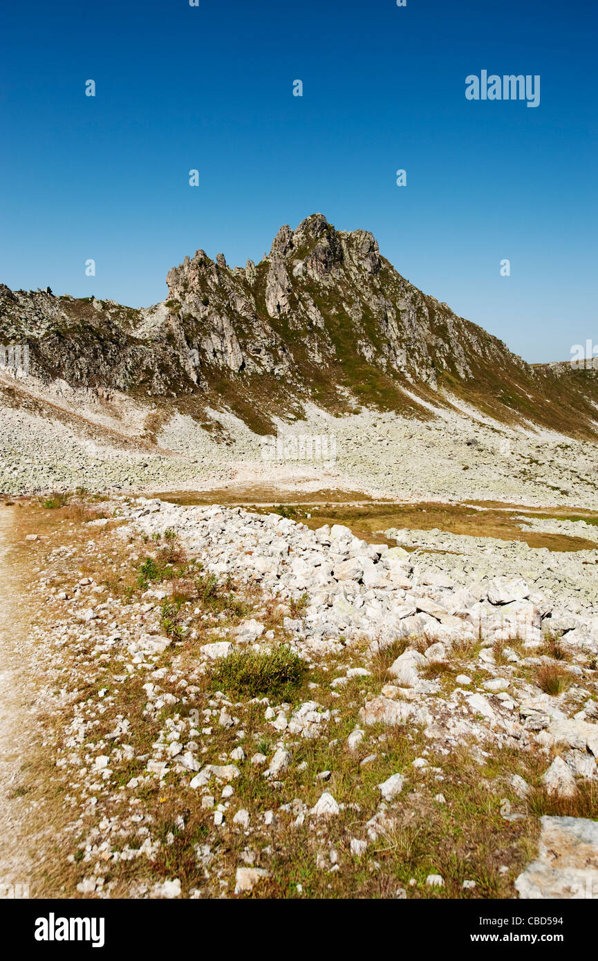 Grobe Strecke über sunbaked bedeckt Schutthalden in den französischen Savoyer Alpen über dem Lac des Inversens in La Plagne im Hochsommer Stockfoto